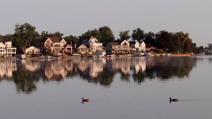 Lake Fenton waterfront homes in Fenton Michigan